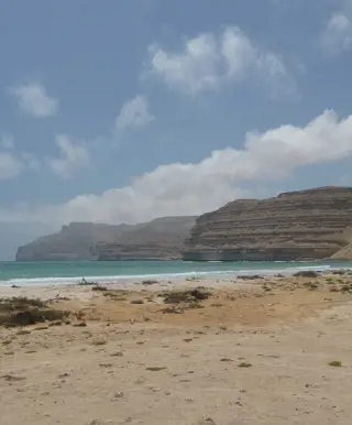 Entdecke abgelegene Pfade und Wasservögel im Wadi Shuwaymiah
